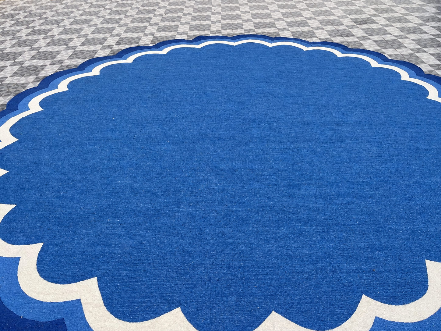 Modern Handmade Cotton Indigo Blue And White Round Scalloped Rug -9672