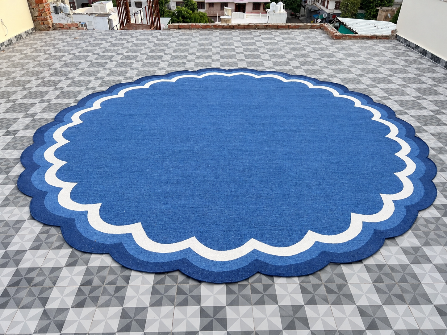 Modern Handmade Cotton Indigo Blue And White Round Scalloped Rug -9672