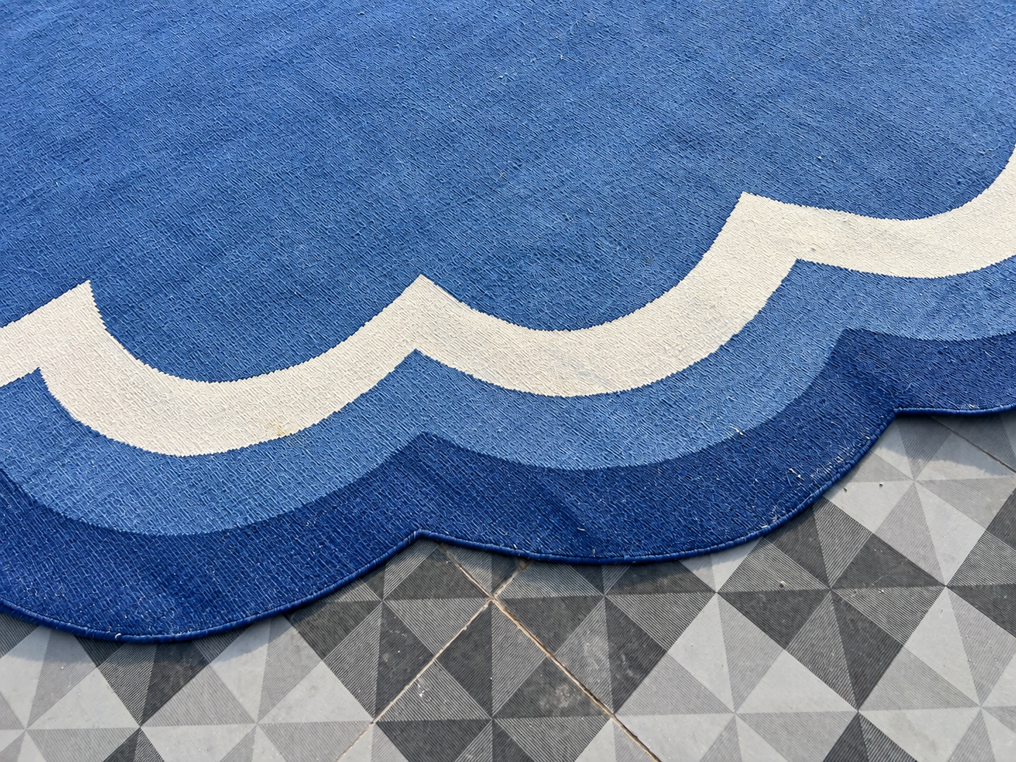 Modern Handmade Cotton Indigo Blue And White Round Scalloped Rug -9672