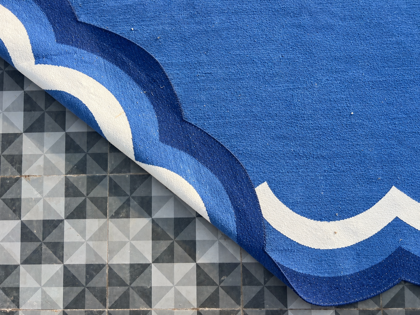 Modern Handmade Cotton Indigo Blue And White Round Scalloped Rug -9672