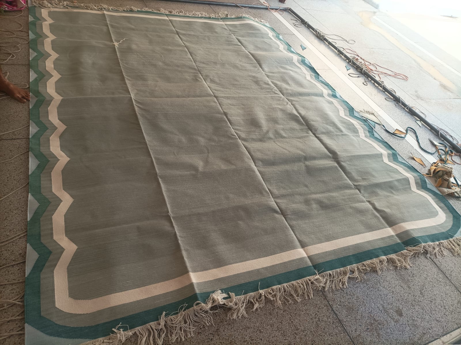 Modern Handmade Cotton Gray, Cream and Teal Blue Scalloped Rug-9661