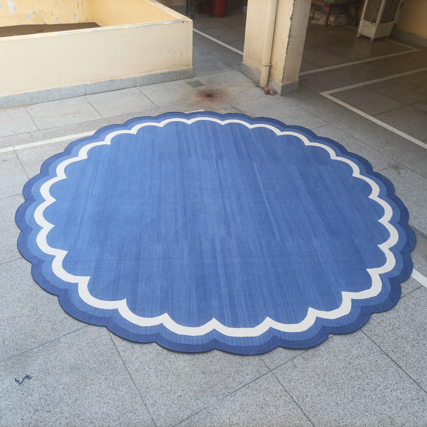 Modern Handmade Cotton Indigo Blue And White Round Scalloped Rug -9672
