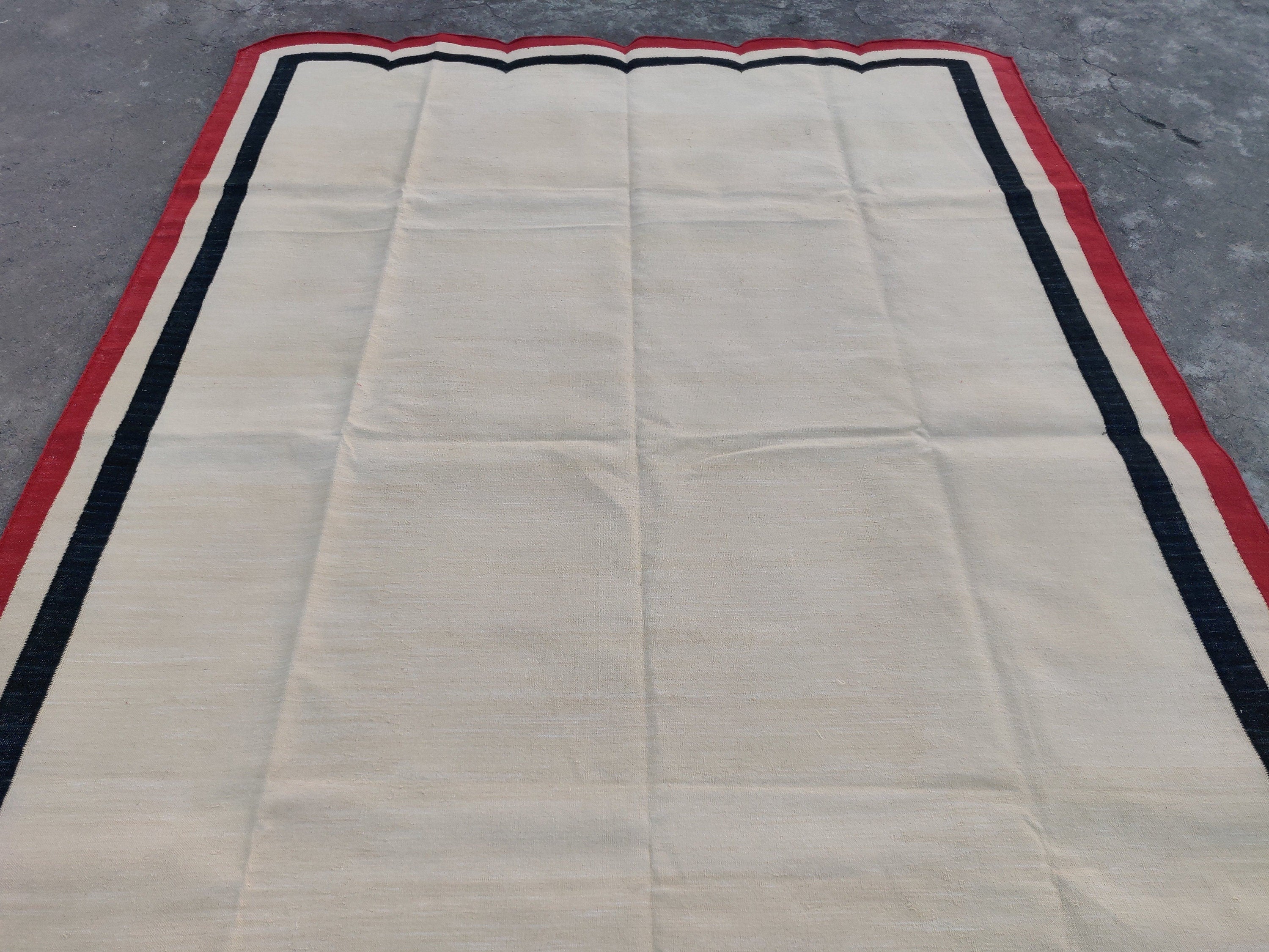 Modern Handmade Cotton Scalloped Rug