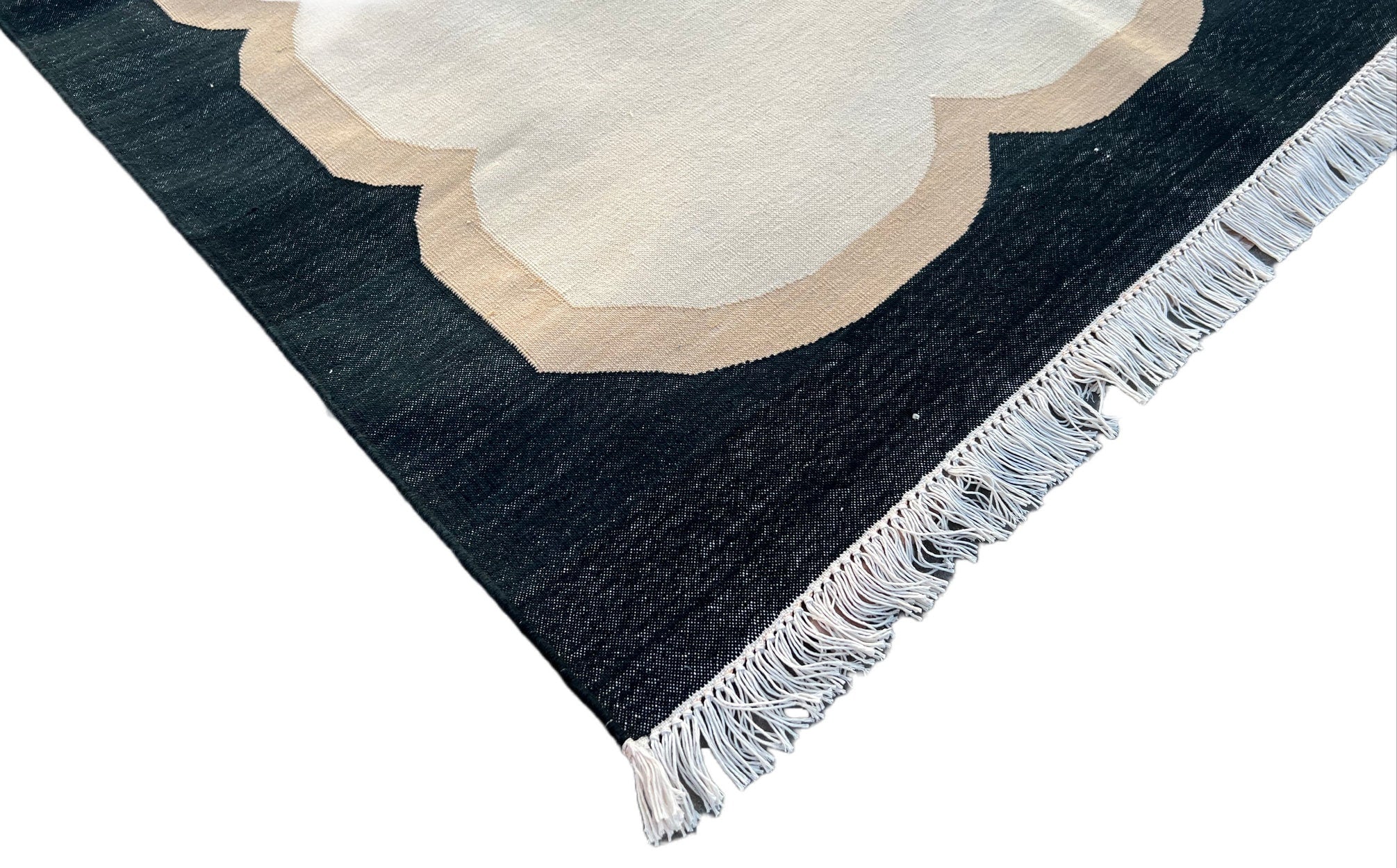 Modern Handmade Cotton Scalloped Rug